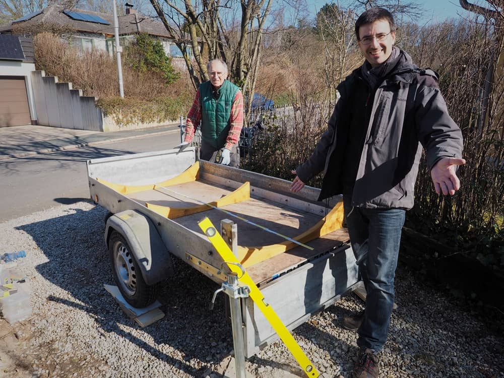 Detailansicht: Stabile Anhänger-Basis als Unterbau für eine DIY mobile Sauna im Fass-Design.