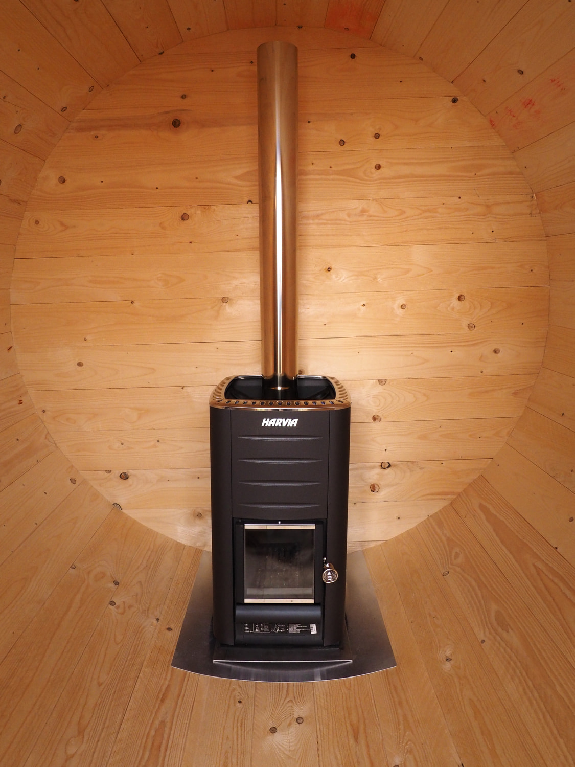 Der vorgeheizte Ofen findet seinen finalen Platz in der Sauna, gesichert auf einem Stahlsockel.