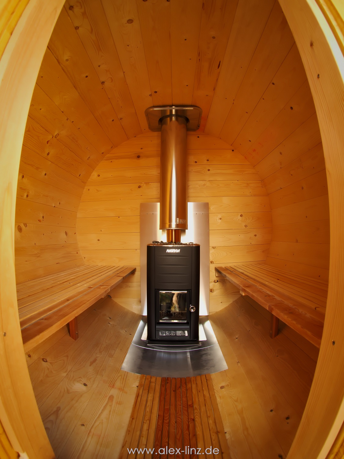 Der vollständig fertiggestellte Innenraum der mobilen Sauna mit Bänken und Ofen – bereit für den ersten Aufguss.